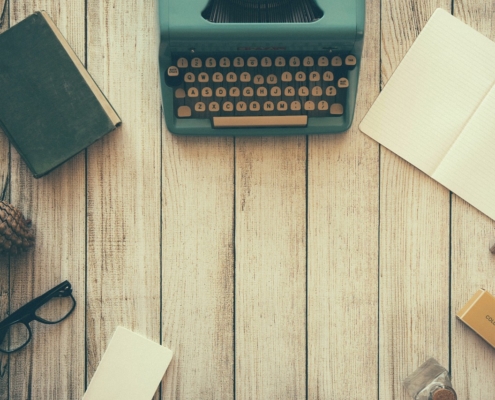 tavolo con macchina da scrivere