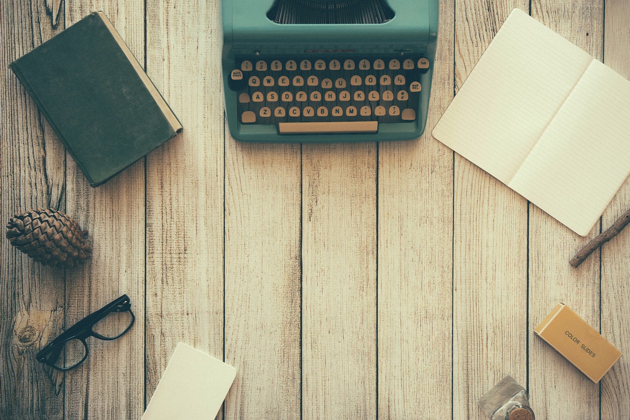 tavolo con macchina da scrivere