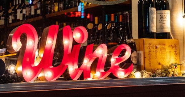 insegna luminosa con scritto wine